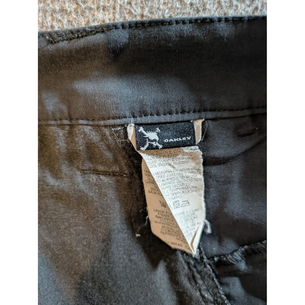 Oakley Shorts Men's Size 32 Black Performance Chino Flat Front Golf Nylon Blend
